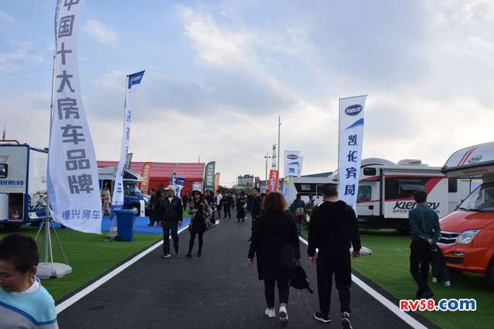 房車亮相第五屆中國汽車(房車)露營大會露營裝備及房車展覽會