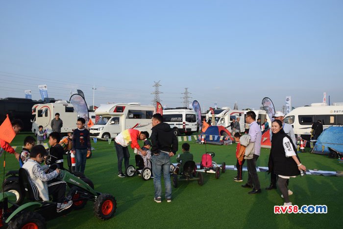 房車亮相第五屆中國汽車(房車)露營大會露營裝備及房車展覽會