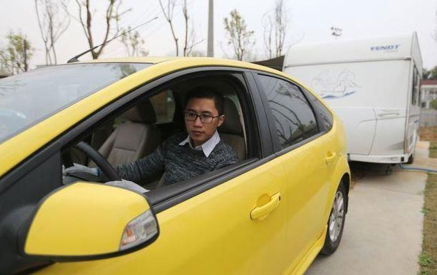 32歲成都小伙7年攢30萬 不買房子買房車 看遍天下風景