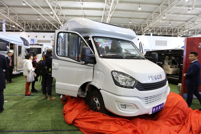 雅升新款依維柯小額頭C型房車北京發布