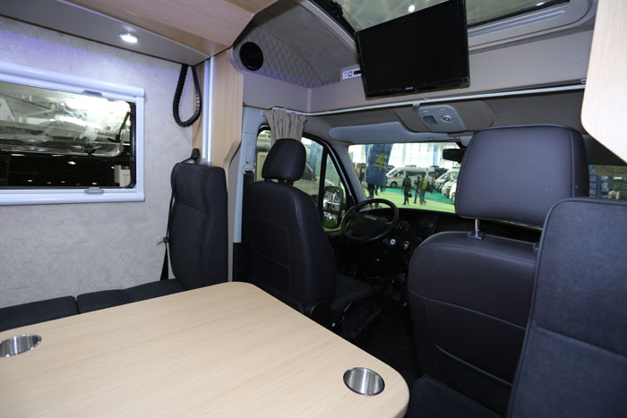 雅升新款依維柯小額頭C型房車北京發布