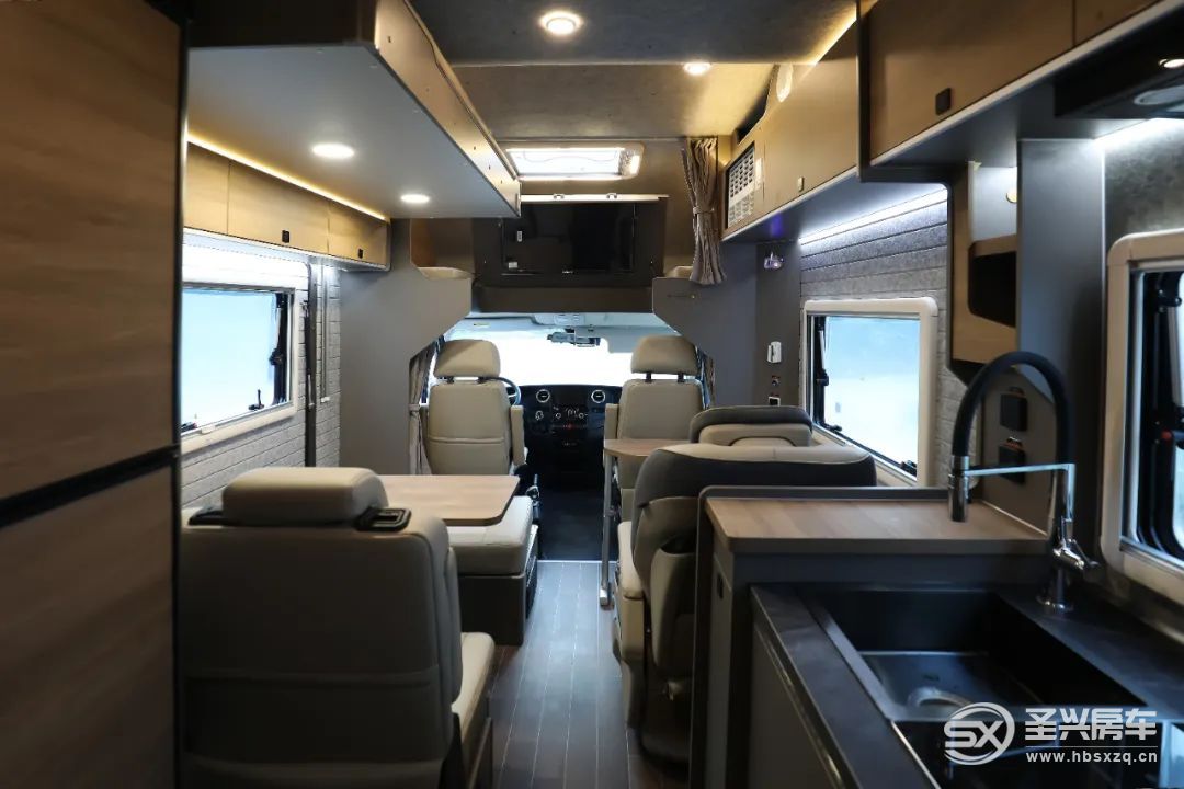 無拓展大空間/設計精細的房車，才是長途旅行必備-13.jpg
