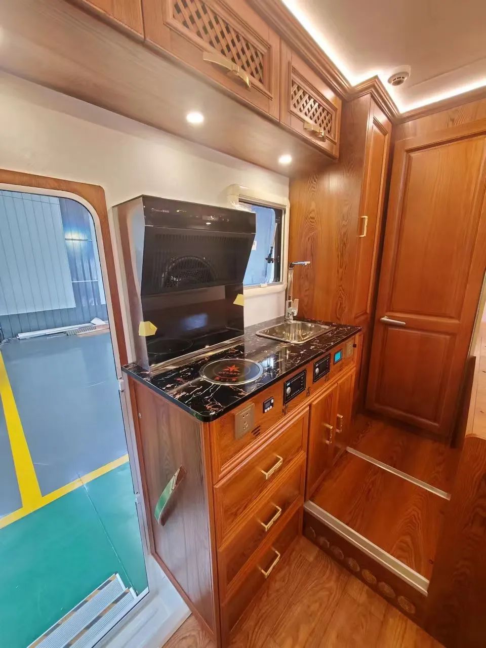 輕卡C型房車，實木內飾，同時具備超大廚房區，支持48伏系統，支持個性化定制-6.jpg