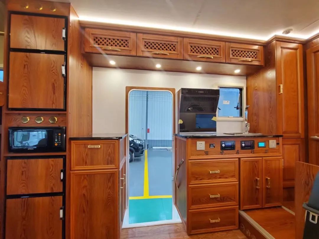 輕卡C型房車，實木內飾，同時具備超大廚房區，支持48伏系統，支持個性化定制-5.jpg