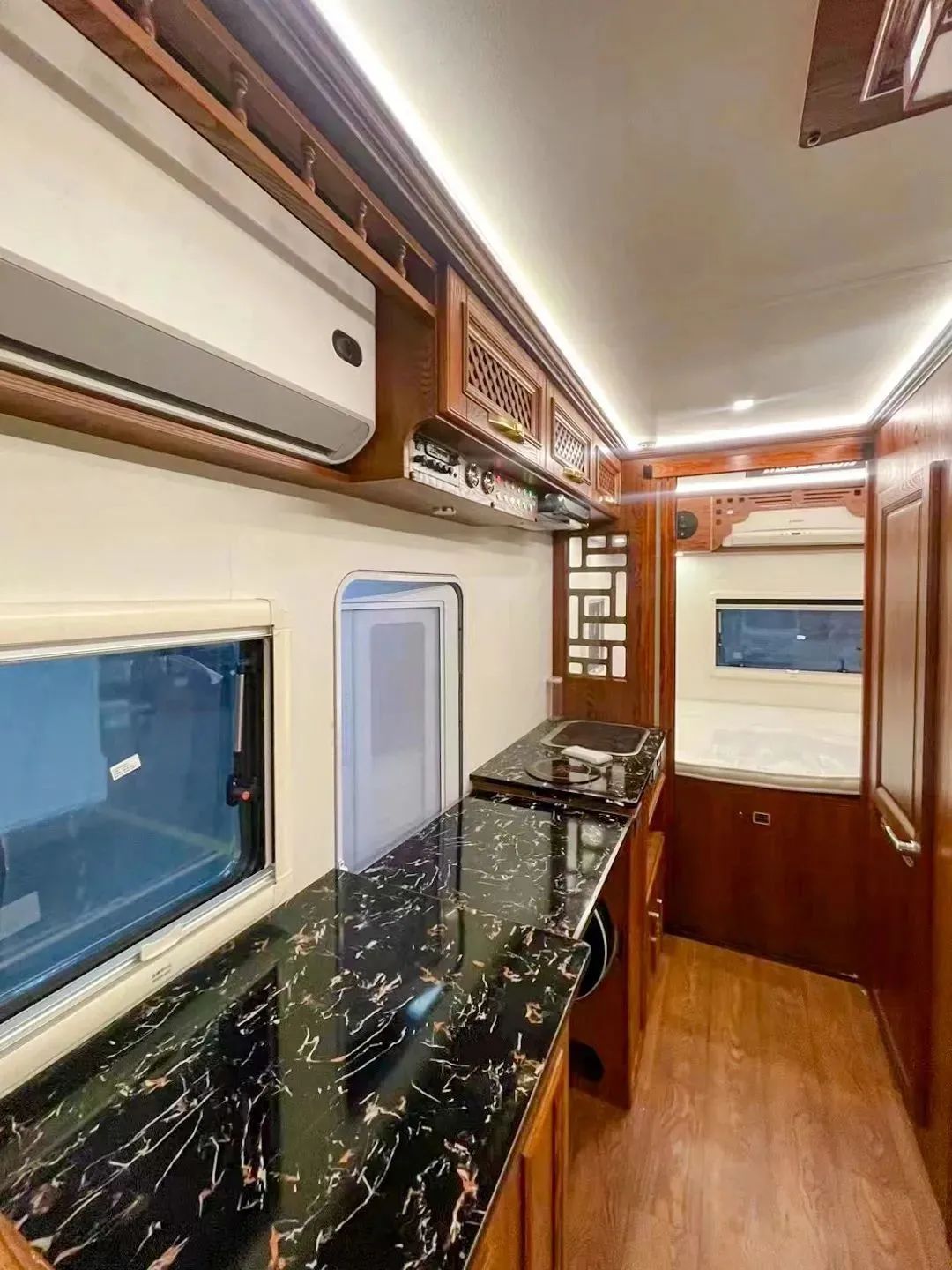 輕卡C型房車，實木內飾，同時具備超大廚房區，支持48伏系統，支持個性化定制-10.jpg